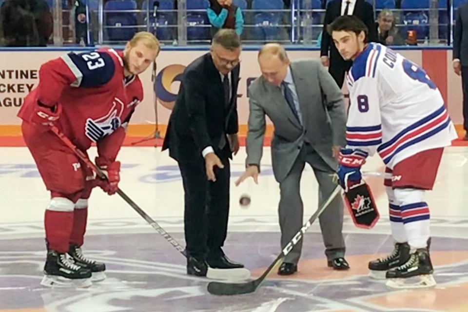 Владимир Путин без коньков вышел на центр площадки и сделал символическое вбрасывание