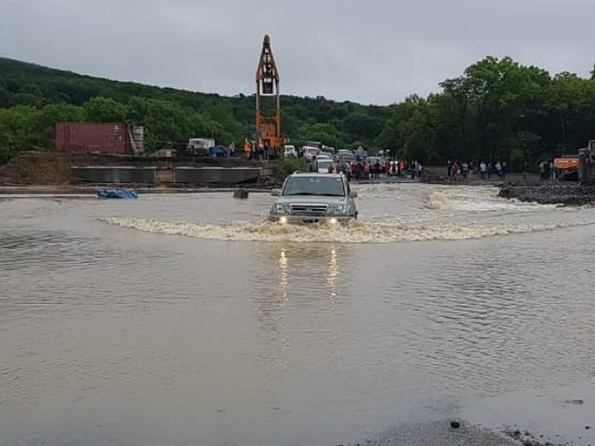 Движение по трассе Владивосток-Находка парализовано из-за прошедшего  мощного ливня - KP.RU