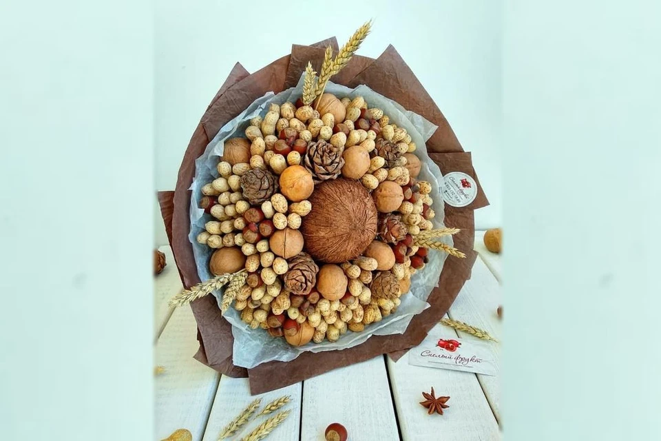 Сейчас в моде ореховые букеты: этот сделан из кокоса, кедровых шишек, фундука и арахиса. Фото: https://www.instagram.com/anastasiia_vid/