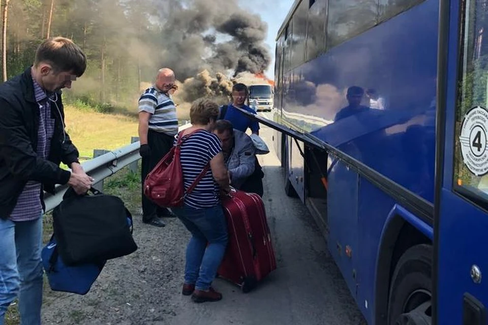 Пассажиры сгоревшего автобуса успели спасти багаж. Фото: Анна МАТУШКОВА.