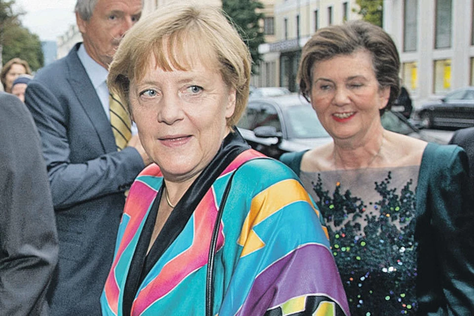На днях Меркель появилась на публике в разноцветной шелковой блузе-кимоно. Которой ни много ни мало 23 года.