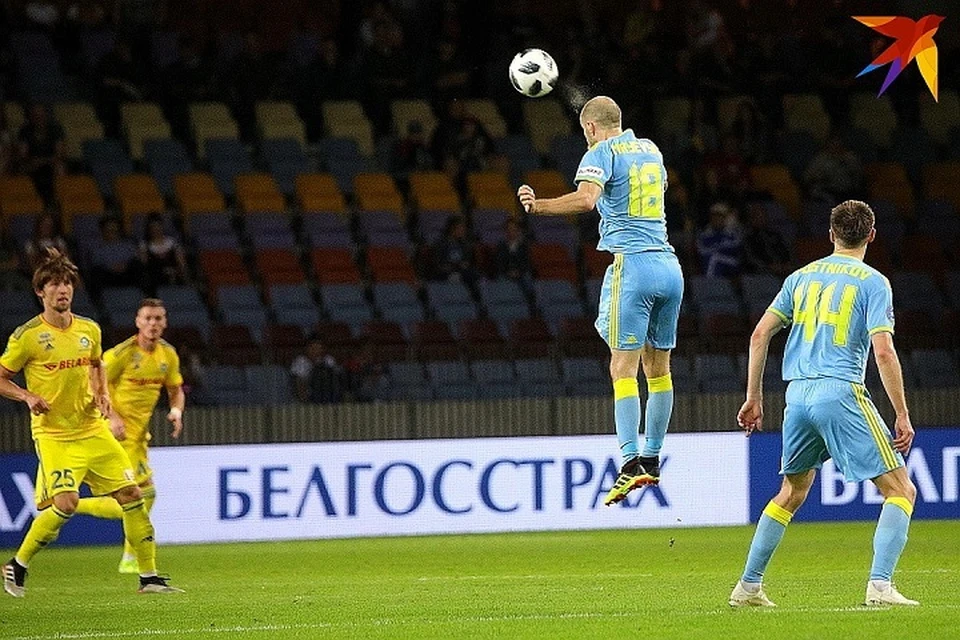 Иван Маевский выбивает мяч головой.
