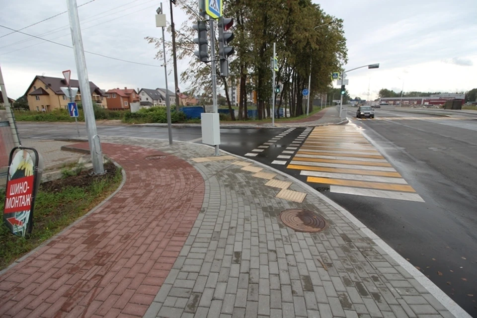 Велодорожка (выложена красной плиткой) не соединяется с разметкой на тротуаре.
