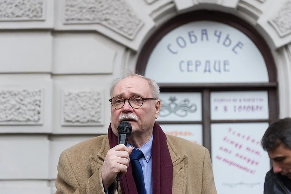Решение режиссера сняться с выборов раскритиковали в КПРФ.