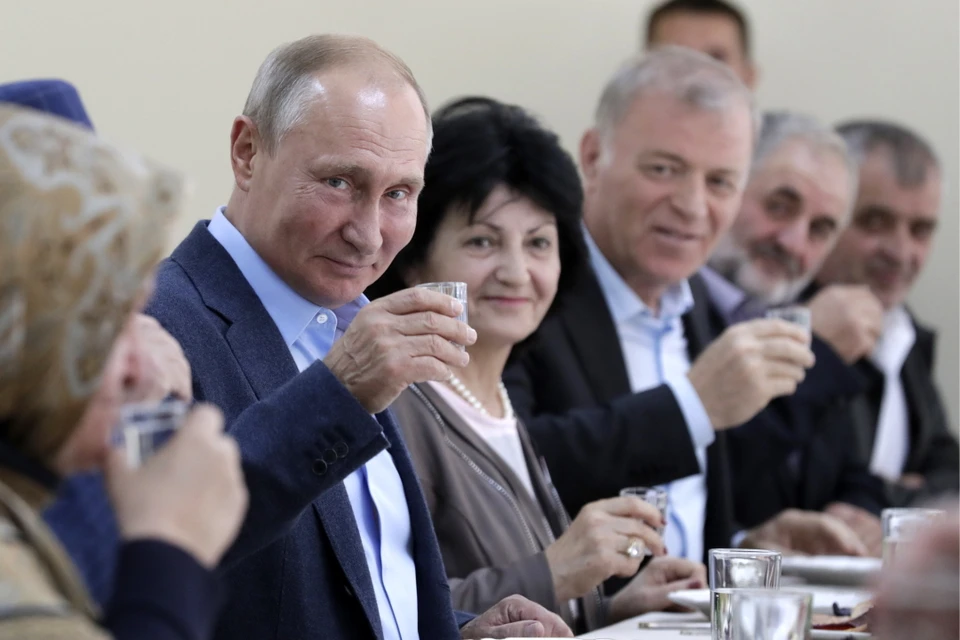 Двадцать лет назад Владимир Путин в Дагестане пообещал выпить стопку водки после победы над террористами. Фото: Михаил Метцель/ТАСС