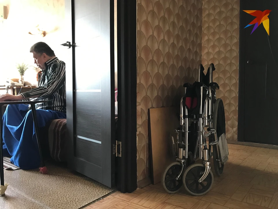Для того чтобы добраться от лифта до крыльца, Владимиру приходится обращаться за помощью к соседям.