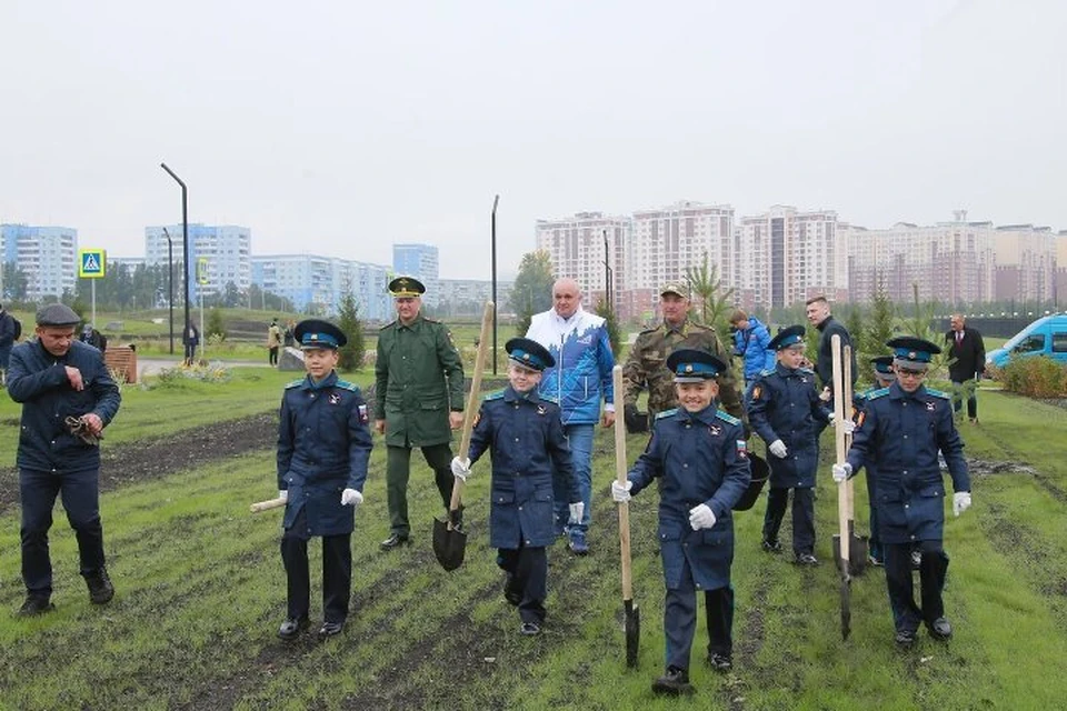 Возле училища. Памятник в Кемерово возле кадетского училища. Спортивное училище в Кемерово. Фигуры около кадетского училища Кемерово. Кемерово памятник около кадетского корпуса.