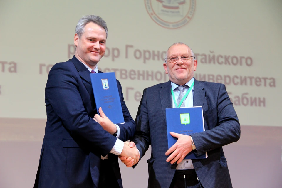 Врио ректора АлтГУ Сергей Бочаров (слева) и ректор ГАГУ Валерий Бабин подписали соглашение об открытии Центра алтаистики и тюркологии «Большой Алтай». Фото АлтГУ.