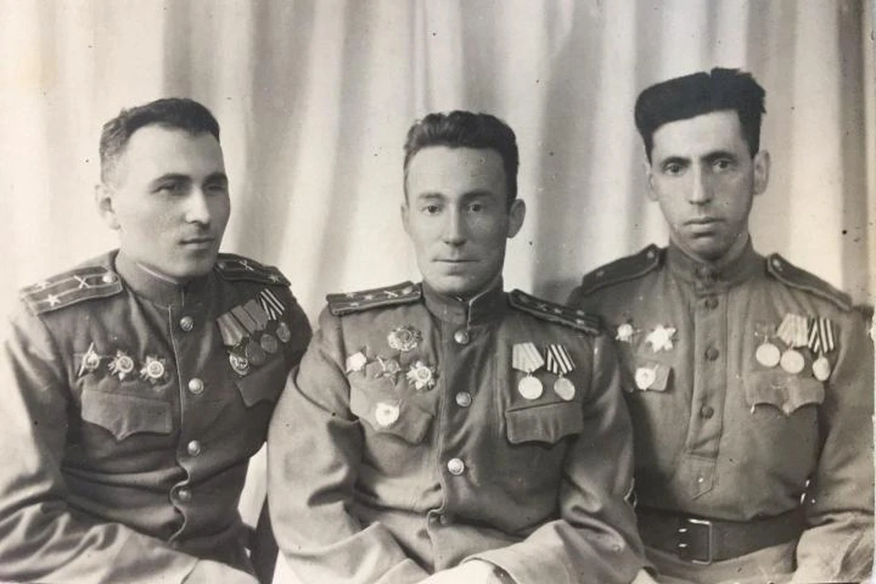 Иван Линьков (в центре) с боевыми товарищами. Фотография сделана после войны.