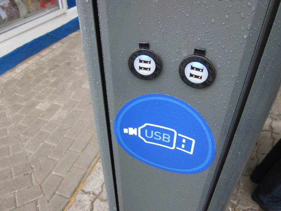 рышки на USB-портах на остановке на улице Дворянской, что напротив ЦУМа, уже оторвали, но телефон заряжать можно