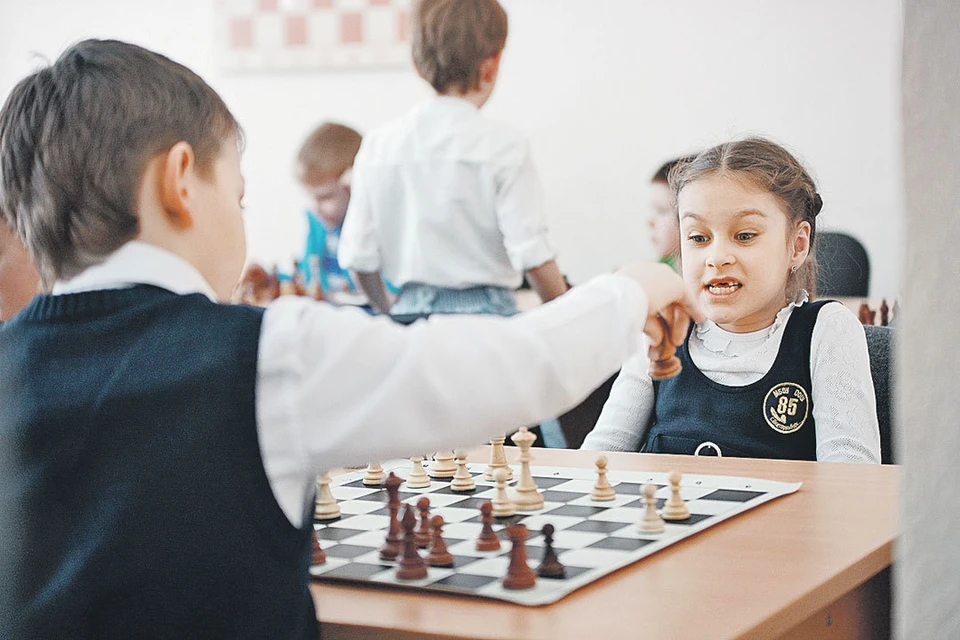 Сегодня во многих школах шахматы - один из уроков.