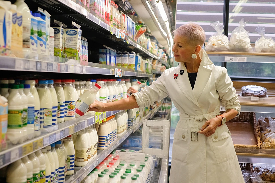 Продавцы часто хитрят, ловко рассовывая молокопродукты между качественной молочкой. Рассчитывая на то, что люди не озаботятся прочитать информацию на этикетке