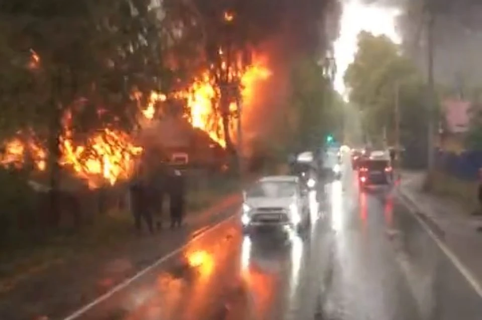 Огонь прямо возле проезжей части Фото: ДТП и ЧП Петербурга