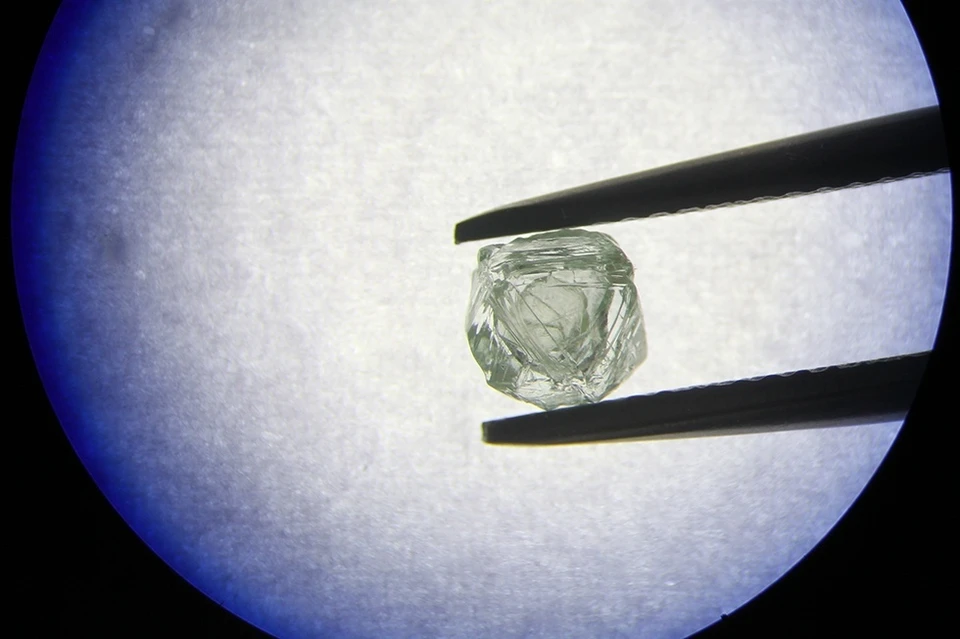 Два в одном. В Якутии найден уникальный алмаз-матрешка. Фото, видео: ГК АЛРОСА.