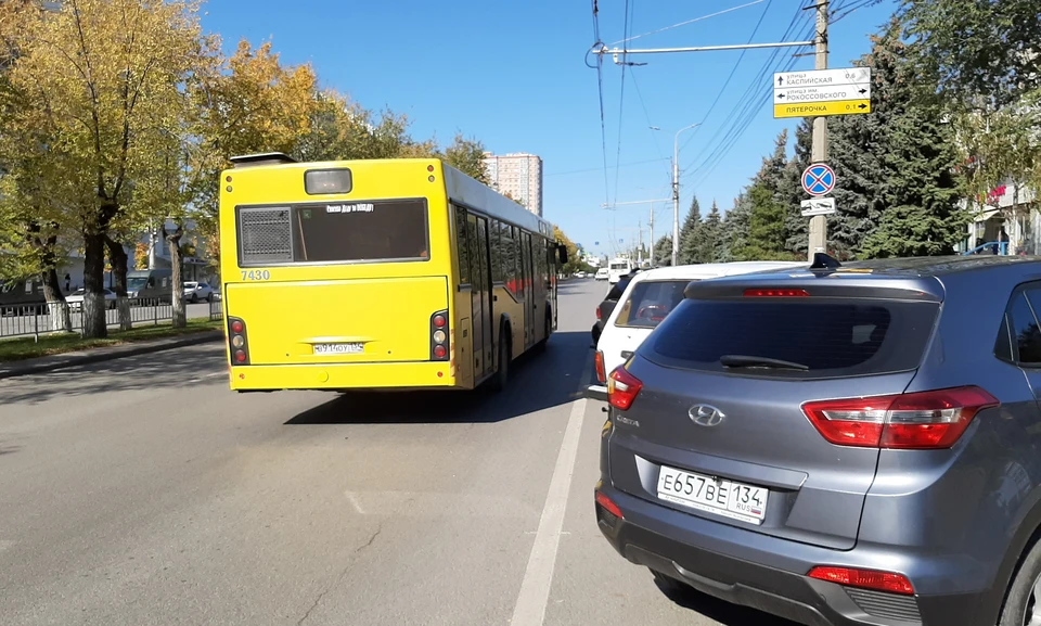 Мэрии пришлось отгородить полосу баками, потому что здесь все паркуются, несмотря на выделенку и знаки.