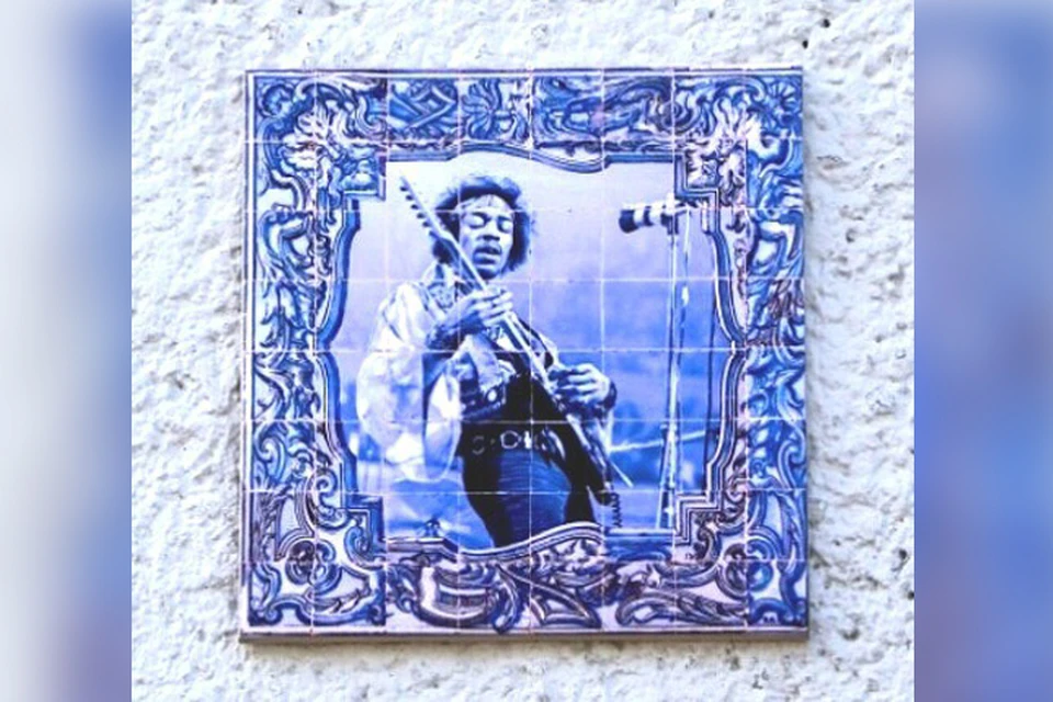 Художник делает плитки исключительно с известными музыкантами. На этой изображен Джимми Хендрикс.