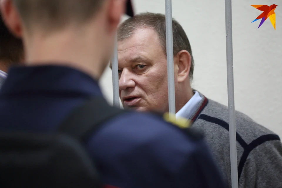 Сторона обвинения считает, что Валерий Шевчук брал взятки за выдачу регистрации лекарств.
