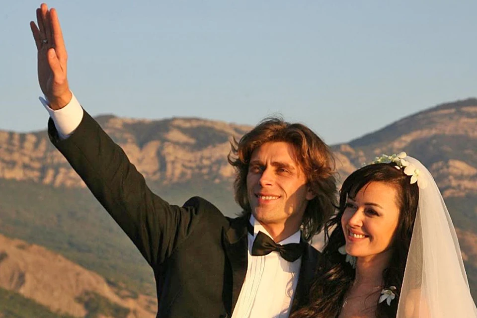 12 октября семья поздравила Анастасию с годовщиной венчания с мужем-фигуристом Петром Чернышевым.