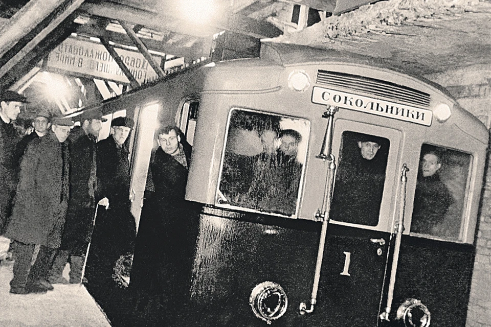 Самый первый поезд московского метро. И его первые пассажиры - строители.