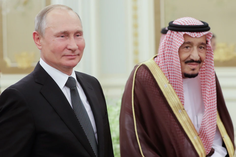 Президент РФ Владимир Путин и король Саудовской Аравии Сальман Бен Абдель Азиз Аль Сауд во время церемонии официальной встречи в Королевском дворцовом комплексе. Фото: Михаил Метцель/ТАСС