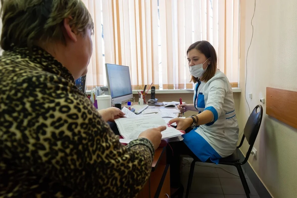 Не придется расшифровывать почерк врачей: в поликлиниках Петербурга введут электронные медицинские карты.