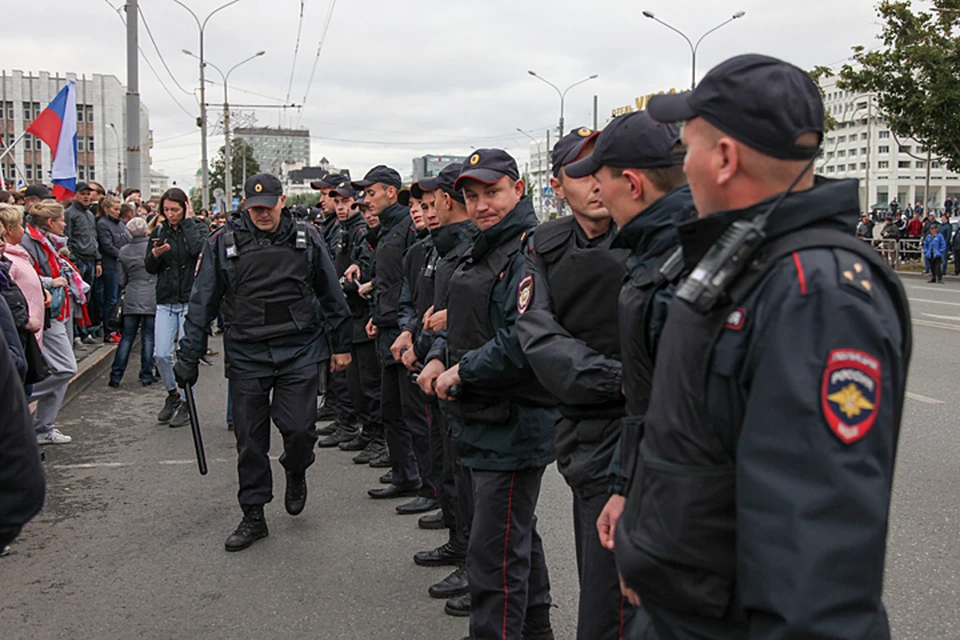Закон, расширяющий права полицейских, подписал Владимир Путин - до сих пор правом выносить предостережения физическим лицам обладали лишь сотрудники прокуратуры и ФСБ