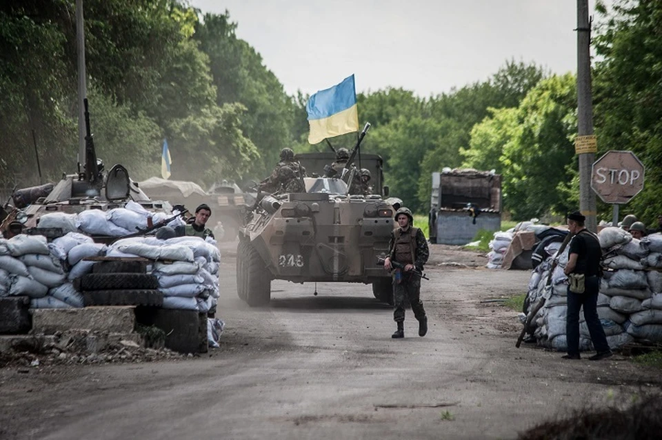 Солдаты ВФУ отказались пропускать через блокпост националистов, что привело к вспышке конфликта. Фото: tvc.ru