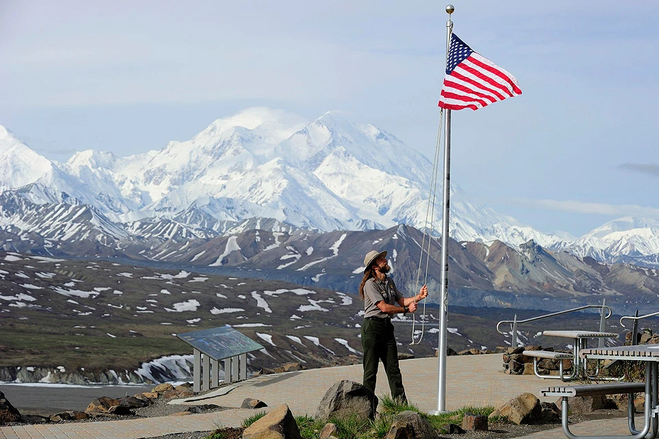 Флаг США над территорией национального парка Денали, штат Аляска.
