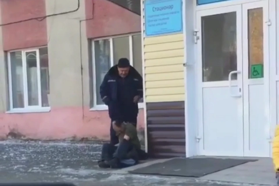 Пациента оставили на крыльце больницы в Кемерове. ФОТО: кадр видео vk.com, "FBI Ленинск-Кузнецкий"