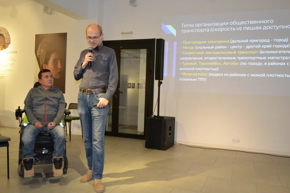Вячеслав Слюсарев отвечает на вопрос руководителя общественной организации людей с инвалидностью "Аппарель" Ильи Костина.
