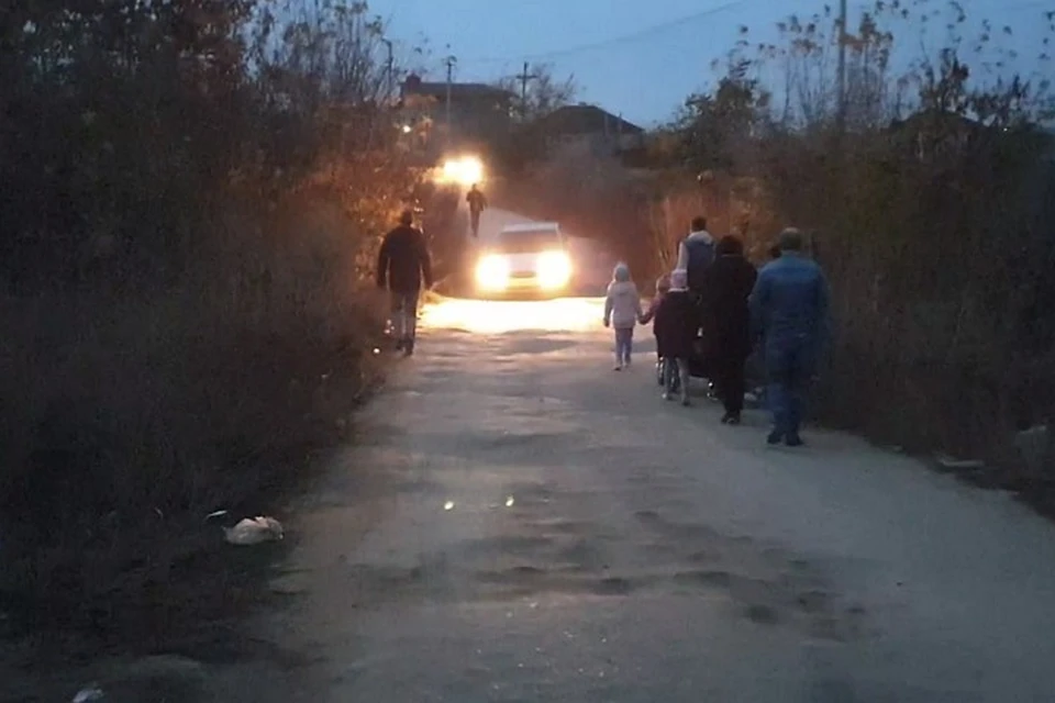 По такой дороге даже взрослым идти опасно. Фото: Александр Фесенко