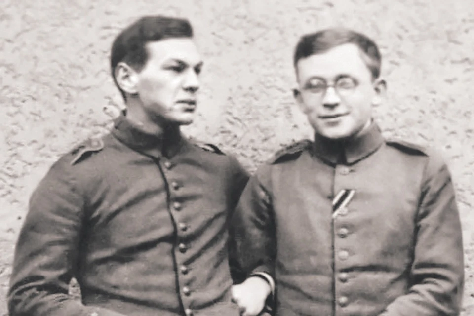Рихарда Зорге (слева) казнили в Японии 75 лет назад - 7 ноября 1944 года. На этом фото он совсем молод: будущему разведчику 20 лет. Справа - Эрих Корренс, будущий немецкий химик. 1915 год.