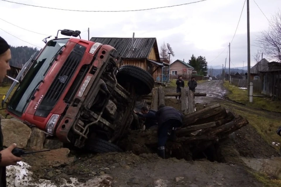 В кузбасском поселке под грузовиком обвалился мост. ФОТО: Татьяна Давлатова.