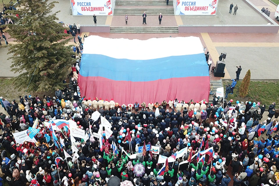 На Славянской площади развернули огромный флаг России.