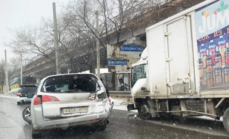 На Проспекте 60-летия октября в районе поворота на второй Хабаровск дорогу не поделили «Хонда Аккорд» и микрогрузовик