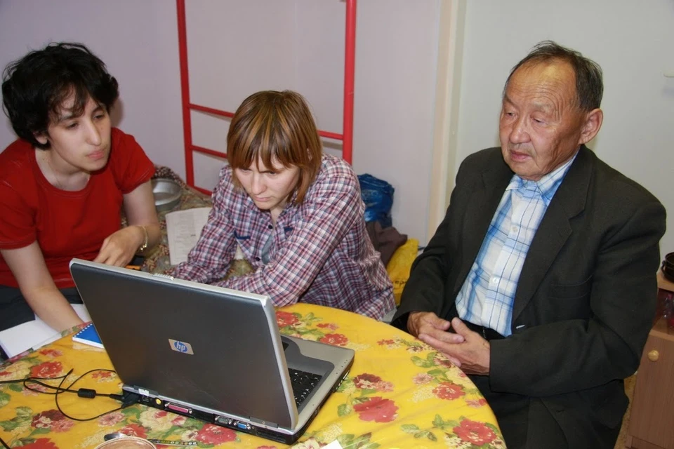 Работа московских лингвистов с эвенком-информантом. Справа - Владимир Ивигин из Верхнекетского района. Фото: lcl.srcc.msu.ru