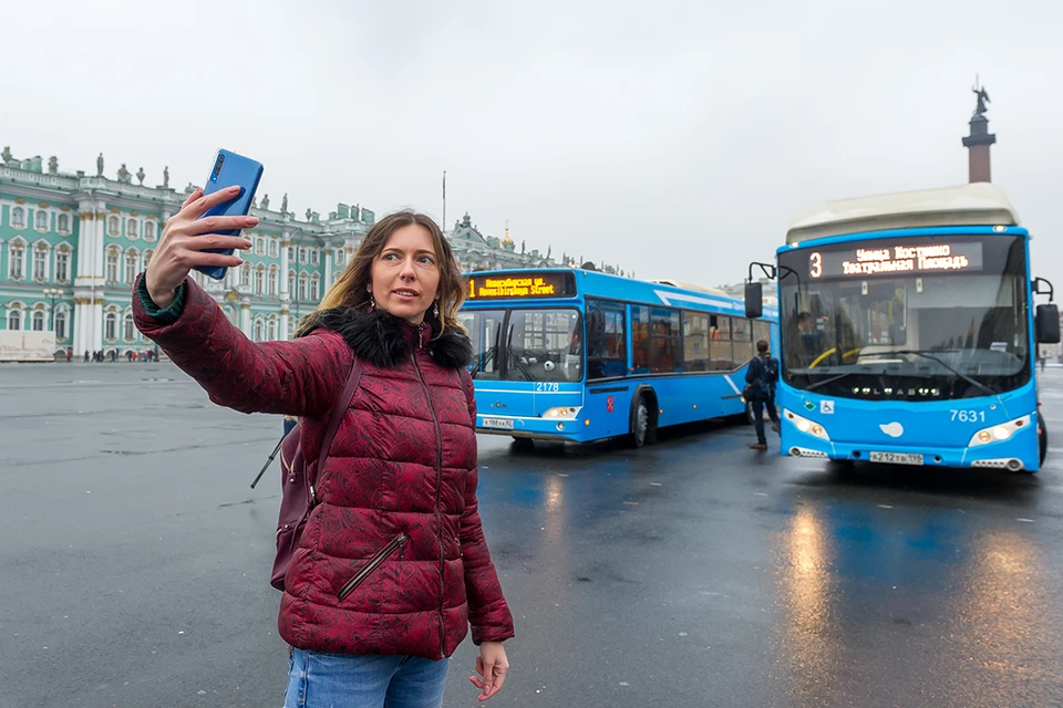 Раскрасить автобусы в зенитовские цвета решили для привлечения внимания к клубу новых болельщиков.