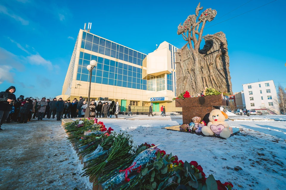 В Нефтеюганске установлен памятник погибшим гимнастам. Фото с сайта правительства Югры