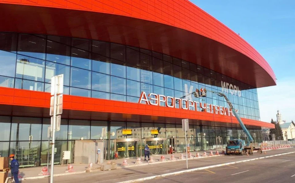 На фасаде нового терминала идет монтаж букв фамилии физика-ядерщика Игоря Курчатова, имя которого носит аэропорт. Фото: Сергей КУКЛЕВ.
