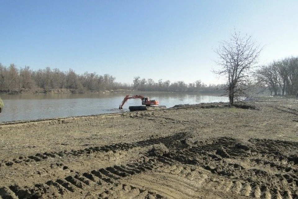 Уровень краснодарского водохранилища сейчас. Краснодарское водохранилище обмелело. Кубанское водохранилище обмелело. Краснодарское водохранилище пересохло. Обмеление Краснодарского водохранилища.