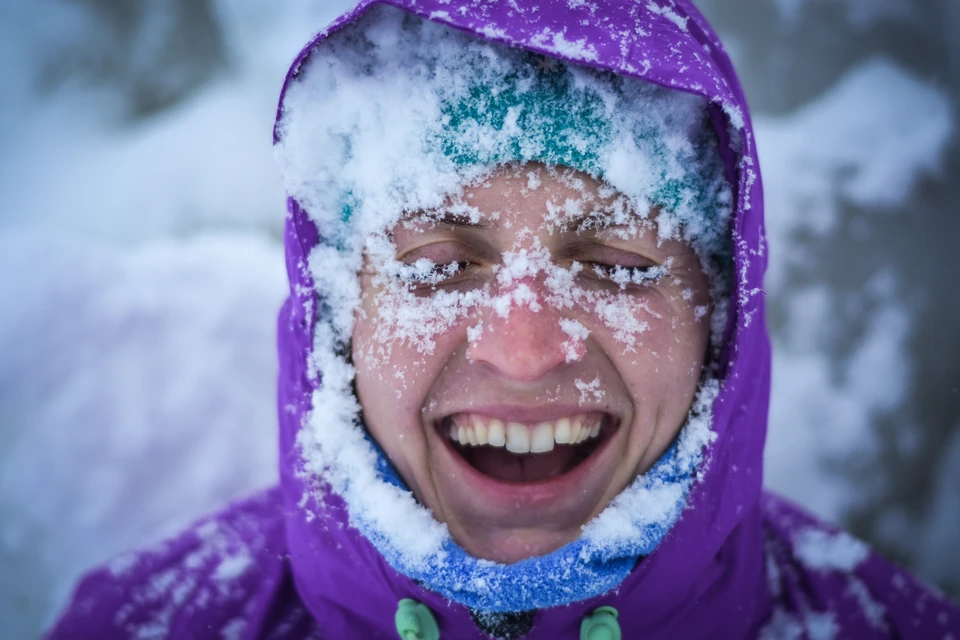 Зима - прекрасное время, чтобы вернуться в детство и поиграть в снежки. Фото: Сергей НАУМЕНКО.