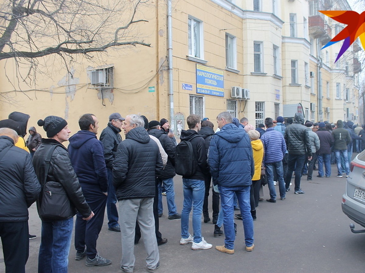 «Ползарплаты за медсправку?» Почему воронежские водители часами стоят перед  наркодиспансером - KP.RU