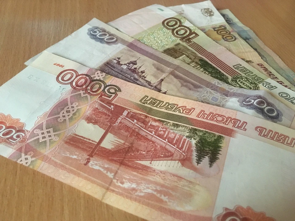 Долг составил около ста тысяч рублей.