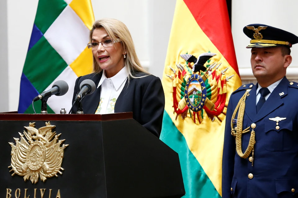 Временный президент Боливии Жанин Анес выступает после принятия закона о всеобщих выборах.