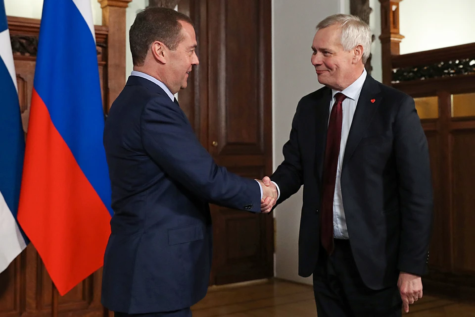 На должность премьера Ринне назначили полгода назад, и до этого они с Медведевым общались только по телефону