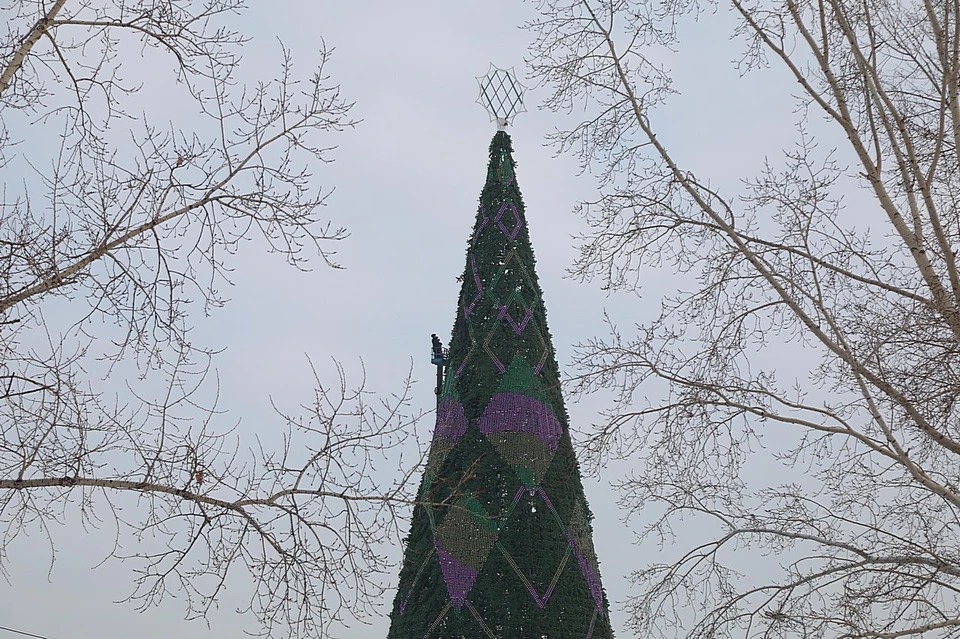 Самую высокую елку в России ставят в Красноярске.