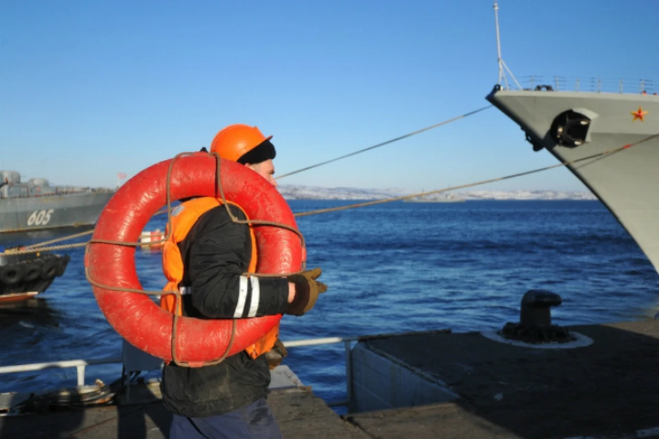 Пластиковый катер с навесным мотором моряки нашли в 20 милях от острова Аскольд