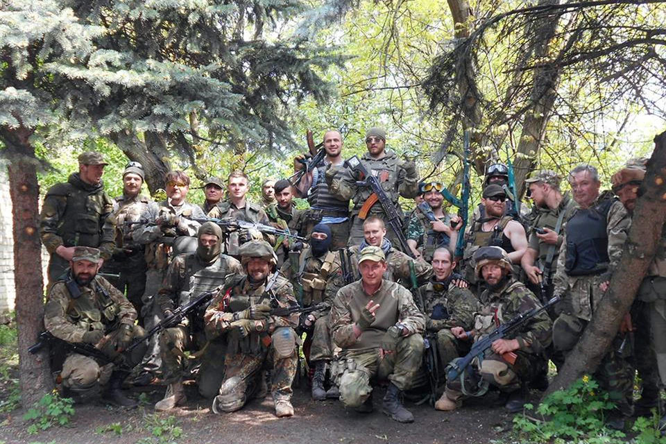 Боевики 7-го батальона добровольческого корпуса «Правого сектора». Филиппов - в маске в центре.