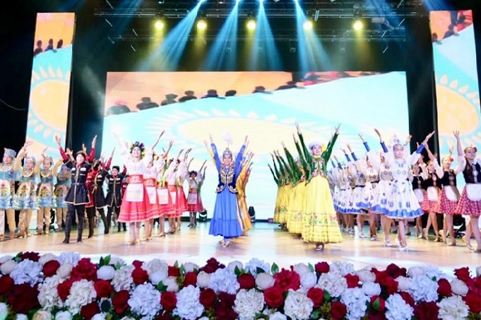 В театрализованном представлении прозвучали любимые композиции Нурсултана Назарбаева, песни.