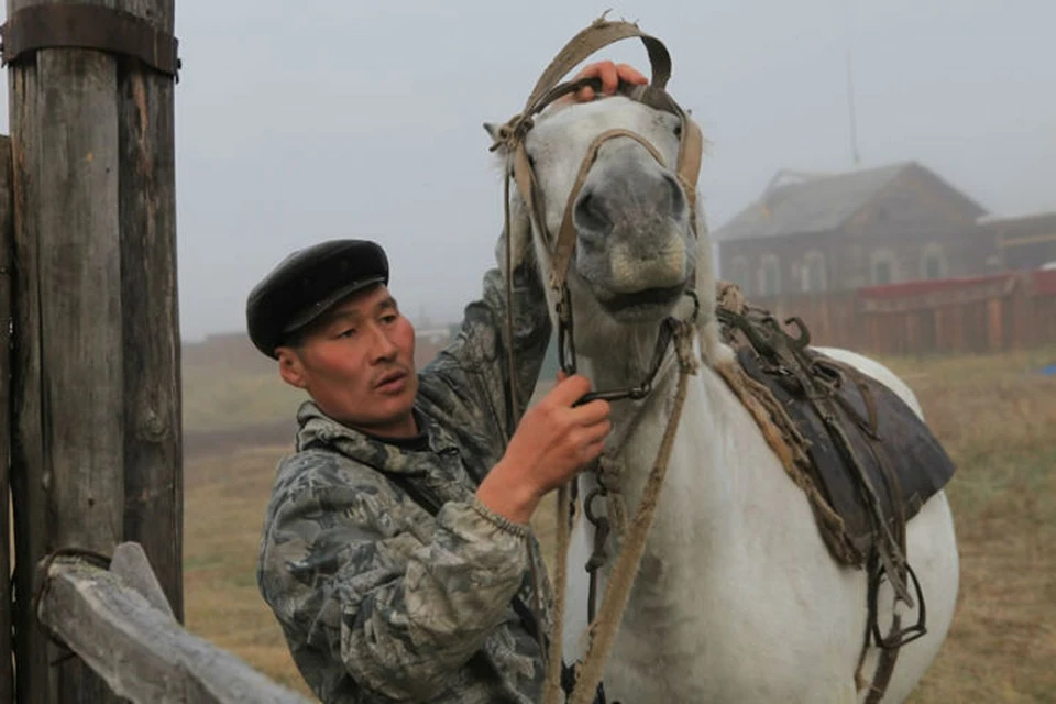 «Только мы с конем по полю идем»: сибиряк на лошади доставляет почту в таежные деревни. Фото: Борис СЛЕПНЕВ.